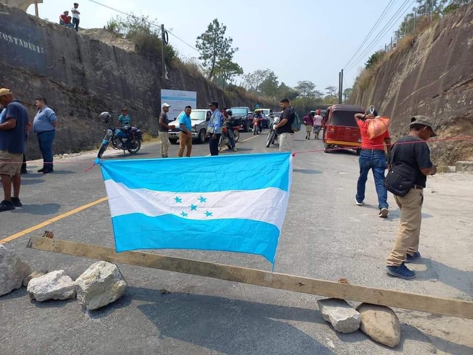 🛑Se registran tomas de carretera nuevamente en la ciudad de Marcala, LA Paz, 17-Abril-2023. Día Internacional de la Lucha Campesina.

#PeriodismoUNAH #NoticiasHonduras