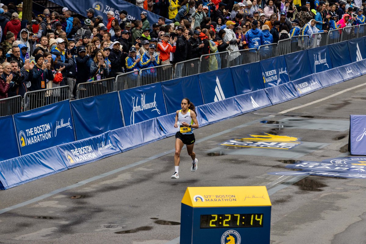 des_linden's tweet photo. 💙💛 

📸: @lukewebstr https://t.co/THWrnYiCbw