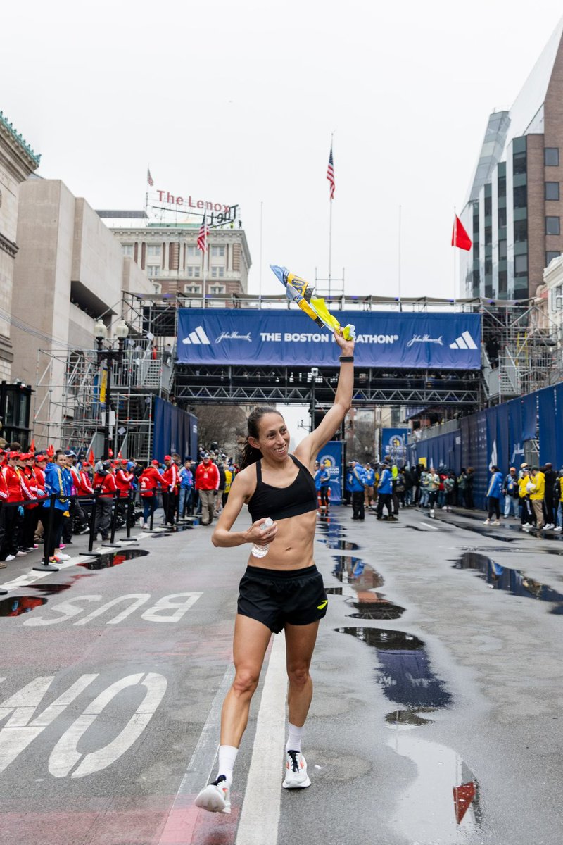 des_linden's tweet photo. 💙💛 

📸: @lukewebstr https://t.co/THWrnYiCbw