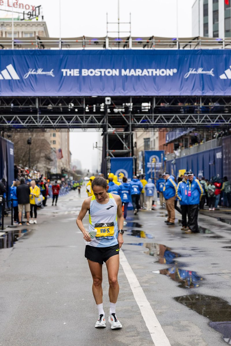 des_linden's tweet photo. 💙💛 

📸: @lukewebstr https://t.co/THWrnYiCbw
