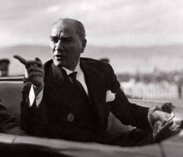 Atatürk gibi;

Ne mutlu Türk olana
Ne mutlu Türk doğana
Değil 

Ne mutlu Türk’üm diyene!