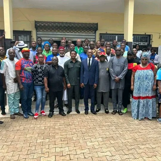 Samuelc15721685's tweet photo. La ligue régionale du centre : Samuel Eto'o rencontre les présidents de clubs de mbalmayo https://t.co/rIpdkmI9xd