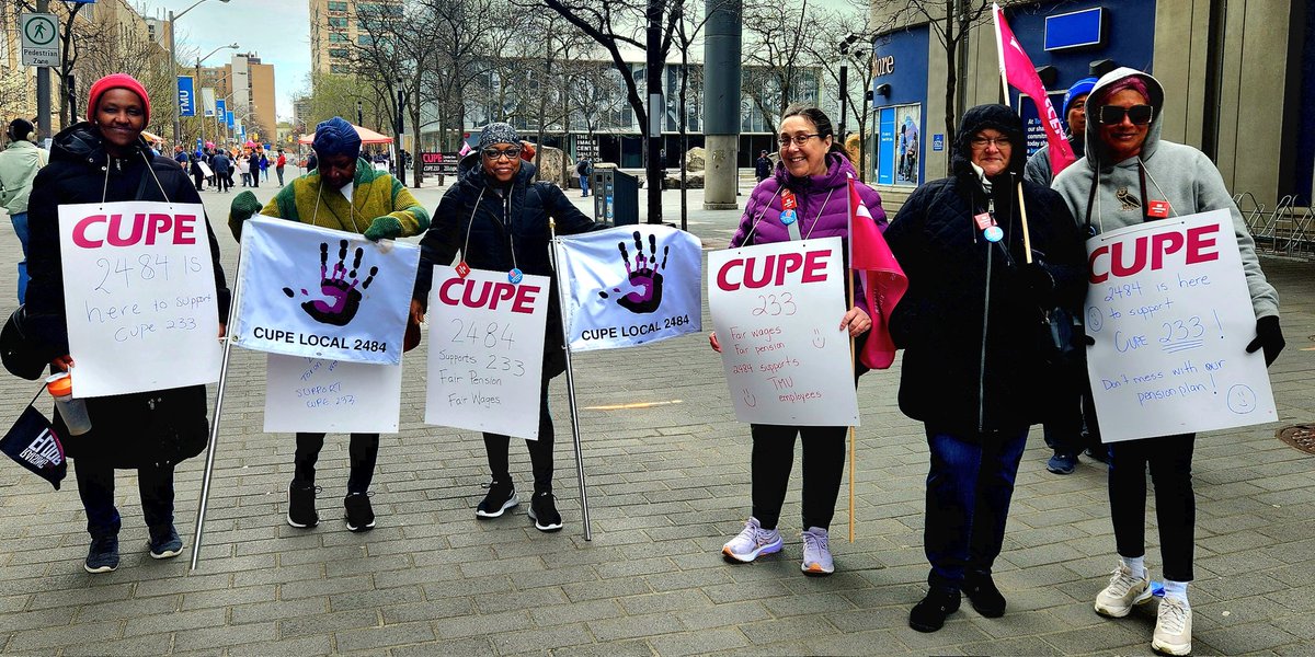 An honour to spend time on the line with CUPE 233 - Custodial and Maintenance workers sending a message at @TorontoMet to come back to the table - Workers Deserve Better @CUPEOntario @CUPEOUWCC @cupe2484 @cupe4400