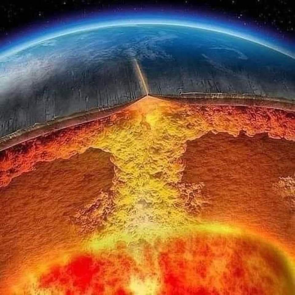 InformaCosmos's tweet image. NÚCLEO DE LA TIERRA

El núcleo interno de la Tierra tiene unos 6.000° C de temperatura, es decir, prácticamente lo mismo que la superficie del Sol.

El punto central de la Tierra tiene más de 6.000 kilómetros de profundidad. Pero incluso la zona más exterior del núcleo está a…