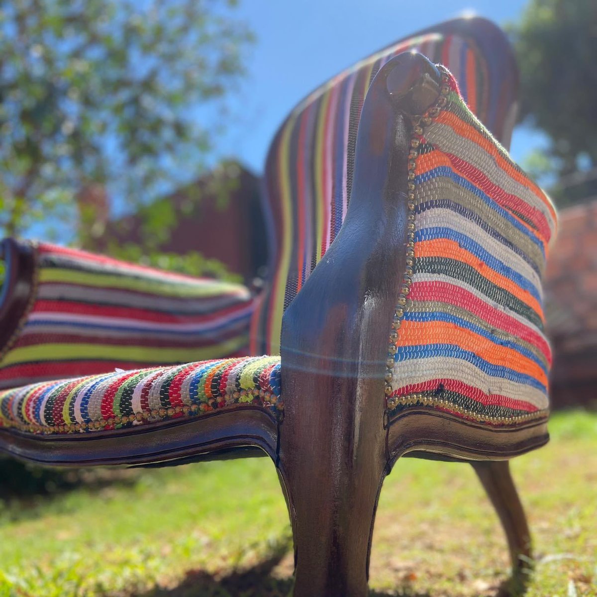 Hoy te mostramos uno de los trabajos más lindos que hicimos 🤩
Antes y después de este sillón que tomo vida de vuelta para seguir coleccionando historias 🫶🏻
Solicita presupuesto mandando una foto del mueble a restaurar ✨