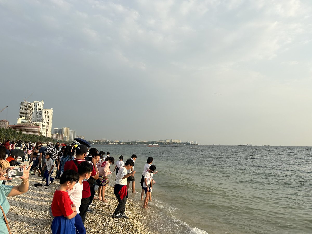 merryland68's tweet photo. マニラベイウォークの人工砂浜に行きました。まだ、陽が高いうちから、夕方の雰囲気を味わうことができます。#マニラベイ　#夕陽　#マニラ　#Manil
#ベイウォーク　#Daibojioyaji https://t.co/xqjKlMdbzX