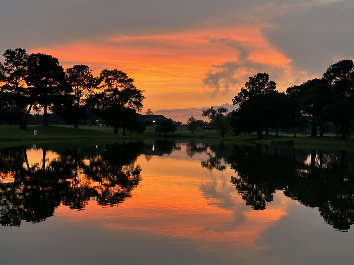 MichelleHelms5's tweet photo. Snapped this picture Saturday of the Sunset over the pond @oakhurstgolf  
#pictureperfect #sunset #Houston #nofilter @AdamKrueger #weather @NWSHouston #PorterTX @TheTiffanyCraig https://t.co/TjFRgKlFC4