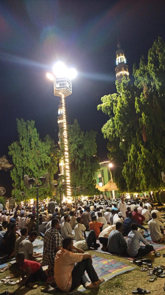 kervanhan's tweet photo. Bir hafta öncesine kadar Sudan'da herşey çok güzeldi! geleneksel sokak iftar sofraları kuruluyordu, camiler dolup taşıyordu, çay satan ablalar da memnundu çayını içinde...

 Peki ne oldu?  
#Sudan https://t.co/miUdasm01X