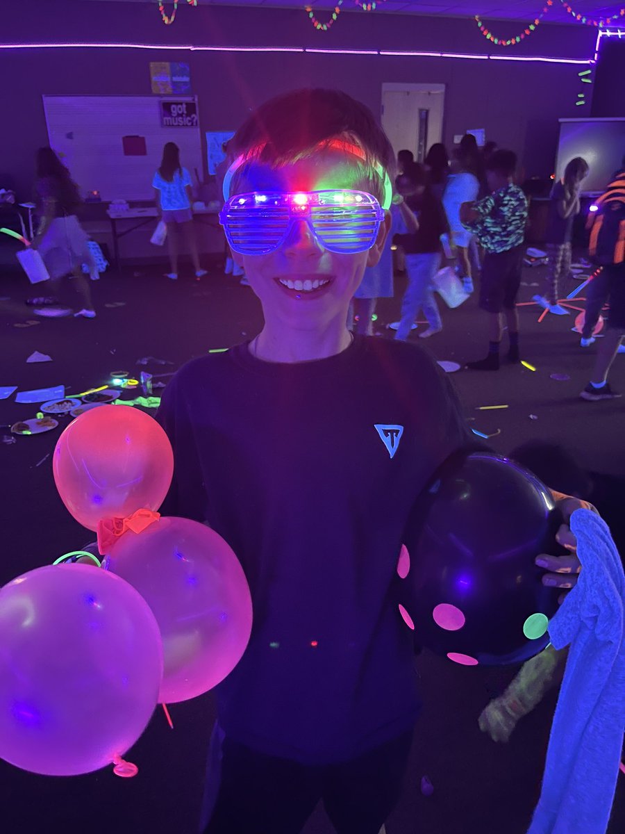 GosdinSteph's tweet photo. Cub Choir Glow Party for the win!! @CiboloCreekES @CiboloCreekPTO @BoerneFineArts https://t.co/imUKRMPbu5