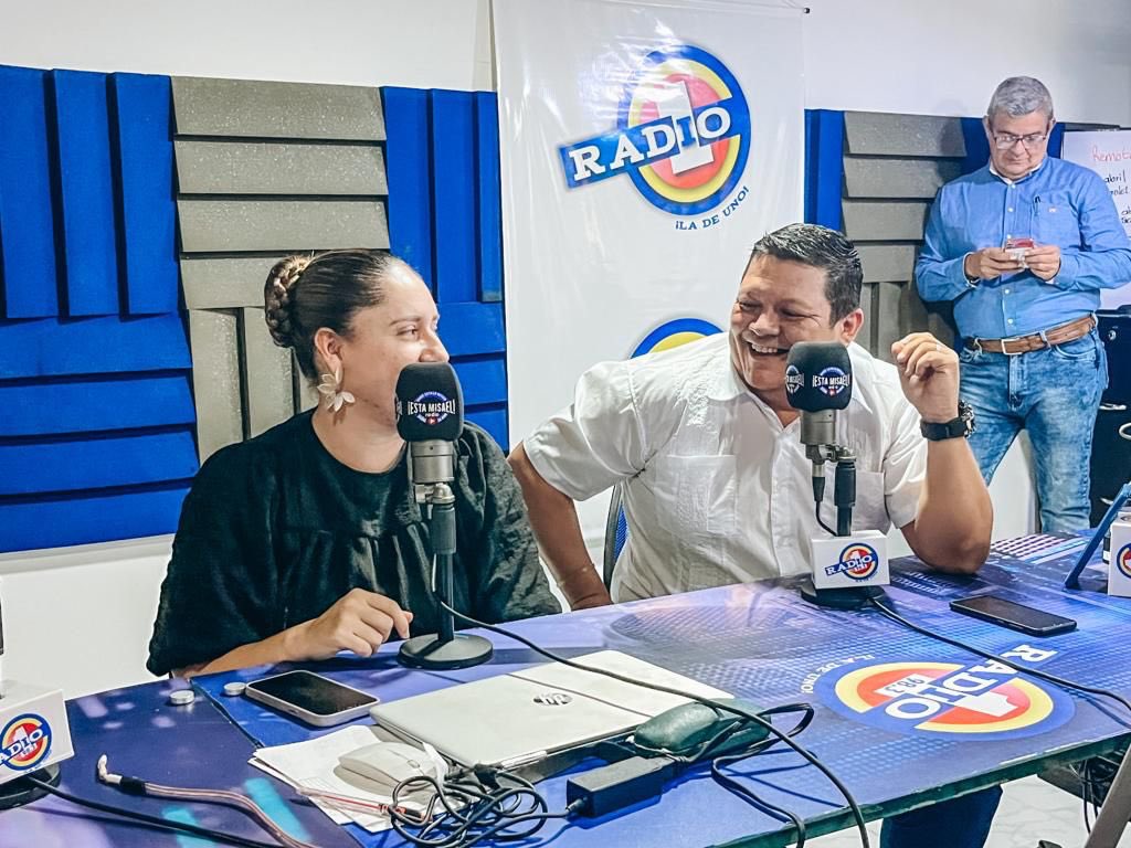 IrinaSalasL's tweet photo. Hoy estuve hablando con varios medios de comunicación. Compartimos las ideas que hemos venido construyendo y algunos puntos de nuestra visión de ciudad. 

Movilidad, malla vial, elefantes blancos, seguridad y empleo estuvieron en nuestra agenda. 

#EsTiempoDeVillavicencio https://t.co/nmCXEntBea