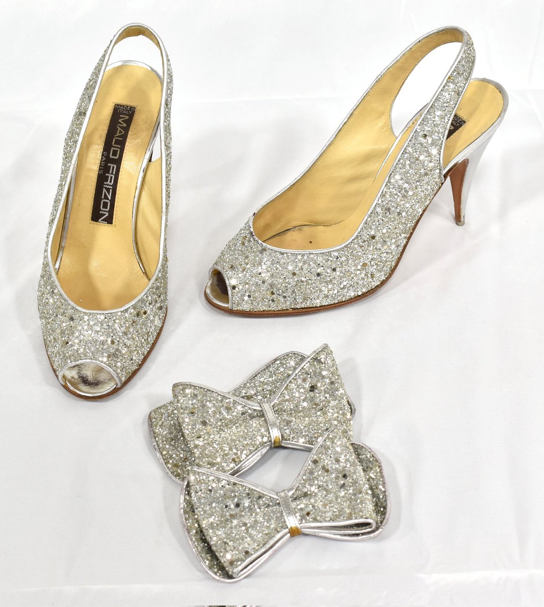 How adorable are these glittery shoes from the 80s, with removable bows?!
#shoes #1980s