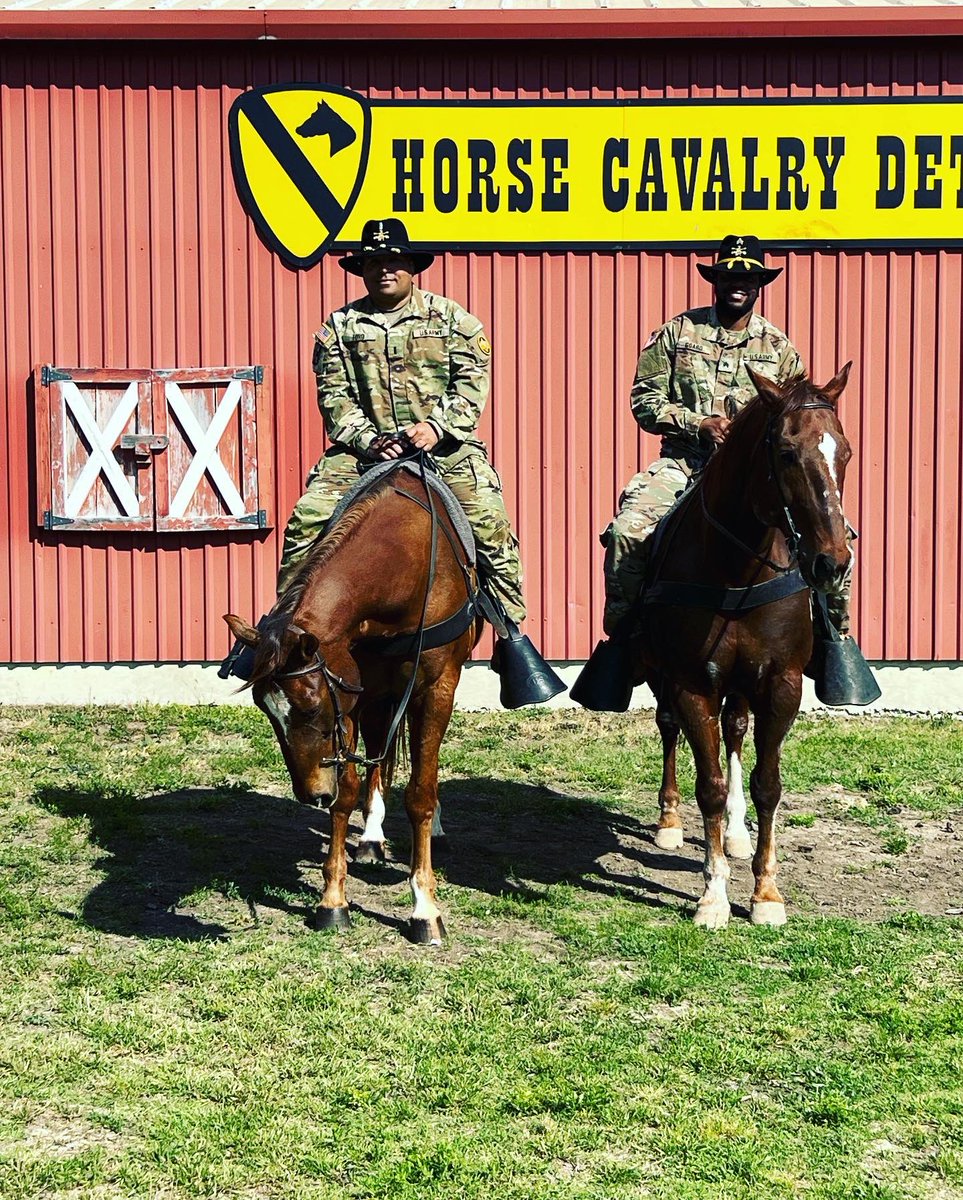 Had the honor of reenlisting my Preventive Medicine teammate, SGT Goard, today via horseback. We can both now say that we are truly mounted rifleman! 🤠 @3dUSCAV @USArmySMA #BeAllYouCanBe #stayarmy #braverifles #3dCR @iii_corps #DeathWillWait Scalpel Troop!!