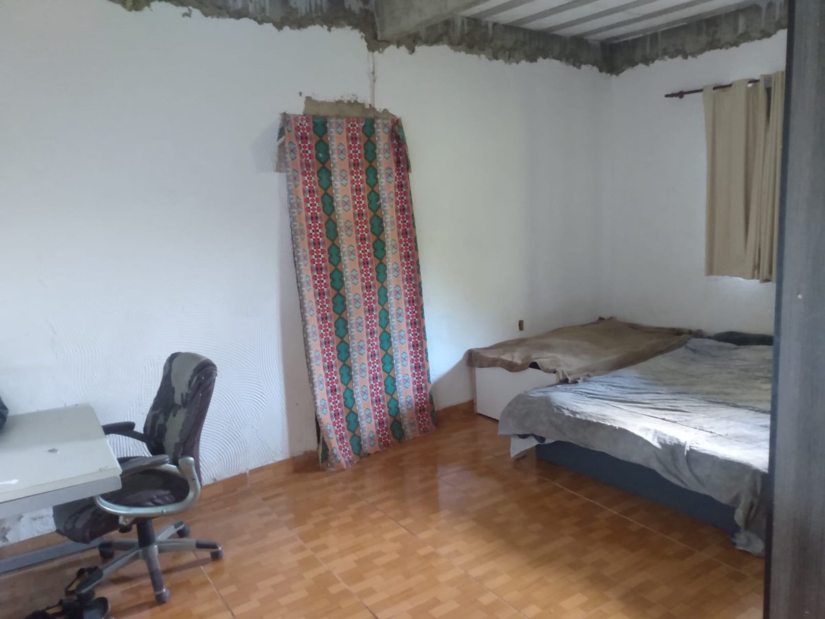 Vendo casas , turano obs: bicão parte alta, 10 cômodos tem a casa um terraço imenso com outra casa total 100 mil reais , podemos conversa o valor. ZAP 968128760