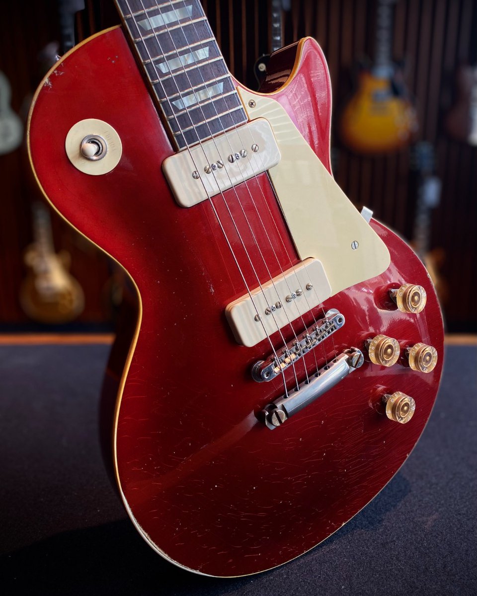 GibsonGarage's tweet image. Gibson Garage Guitar of the Week:

This Murphy Lab 1954 Les Paul Light Aged in Candy Apple Red over Gold is the sweetest addition to any collection!

#gibson #gibsoncustom #murphylab #gibsongarage
