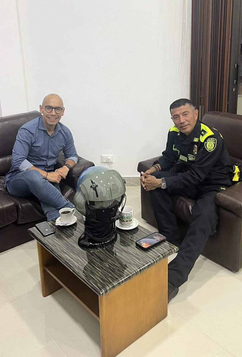 RCNBga's tweet photo. #Videob | @MiguelSanchezVz
destacó en reunión con general José James Roa comandante @PoliciaBmanga su trabajo y entrega y pidió que se intensifiquen operativos contra la delincuencia. https://t.co/z5ZoFdrY7L