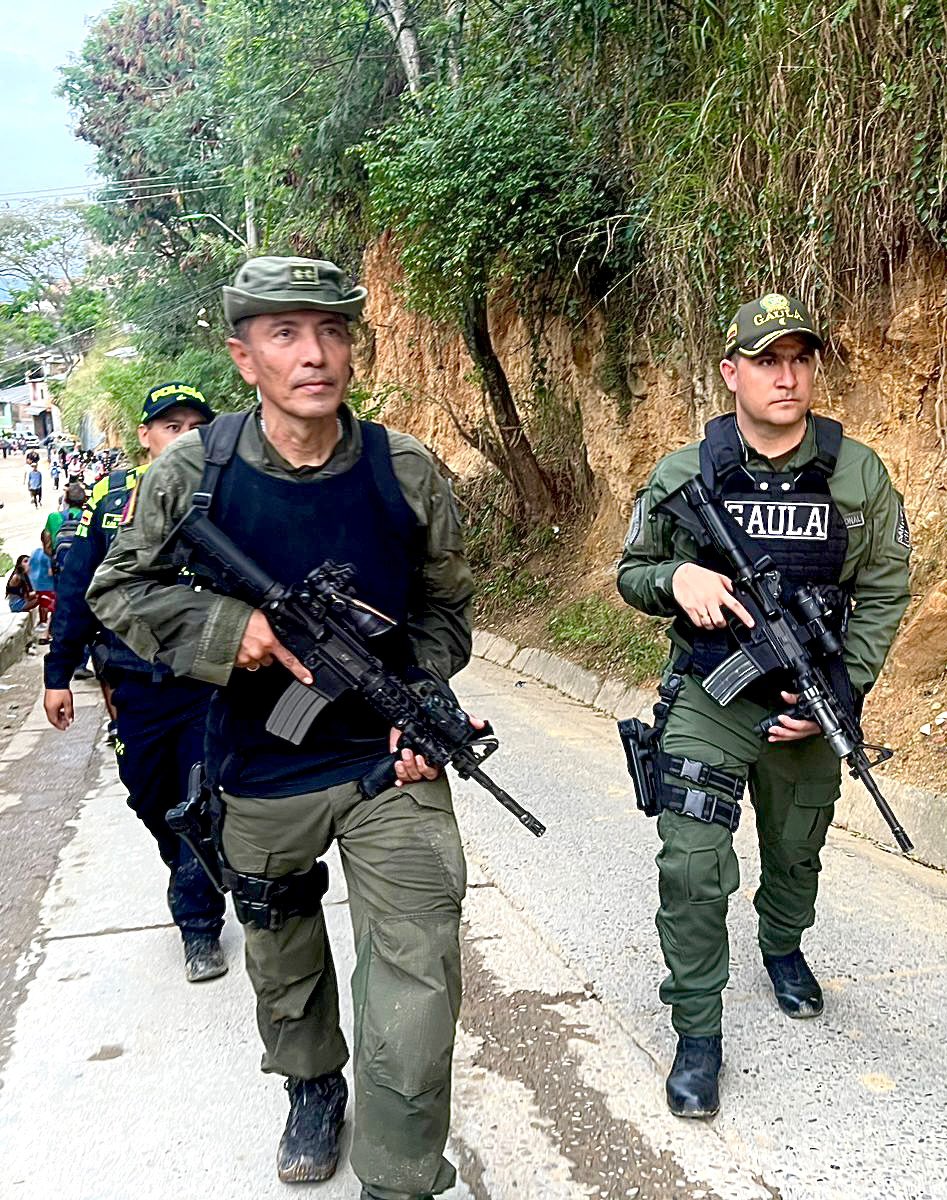 RCNBga's tweet photo. #Videob | @MiguelSanchezVz
destacó en reunión con general José James Roa comandante @PoliciaBmanga su trabajo y entrega y pidió que se intensifiquen operativos contra la delincuencia. https://t.co/z5ZoFdrY7L