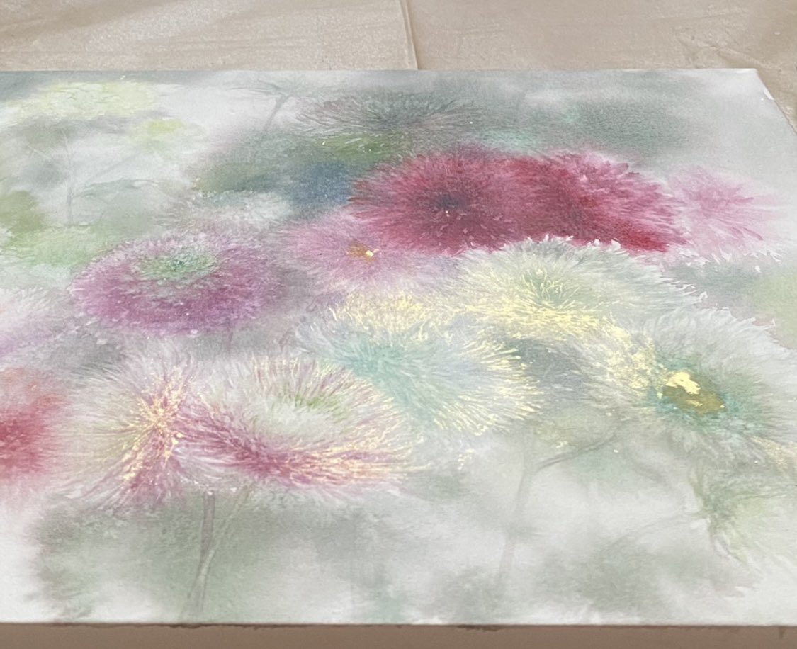 「光の羽」

細い金色の線。花びらを光の羽のように描きました。

JWS展本日16:00まで✨
是非ご覧ください☆
#JWS #watercolor #Tokyo