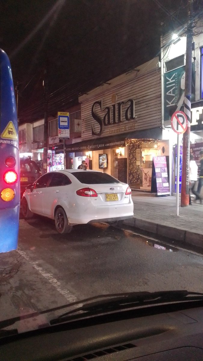 edwinmen28's tweet photo. Que el tráfico es pesado pero  hay están las bellezas... En toda la señal y un paradero del sitp... Y movilidad en que anda? https://t.co/wtPkf661I4