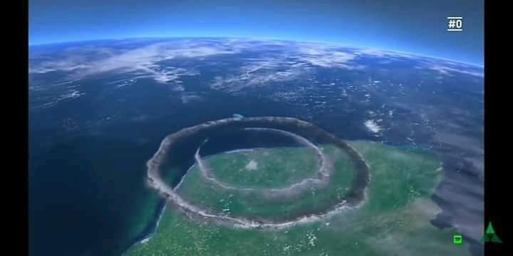 InformaCosmos's tweet image. AQUÍ ES DONDE EMPEZÓ EL FIN DEFINITIVO DE LOS DINOSAURIOS 🤯

El gigantesco cráter Chicxulub, el sitio en México donde los científicos creen que comenzó el fin de los dinosaurio. 

Este asombroso fenómeno es producto del impacto de un asteroide de grandes dimensiones hace unos 66…