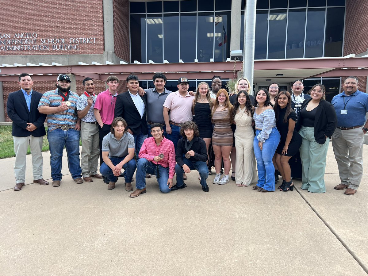 LakeViewPL1's tweet photo. Thank you @SanAngeloISD for having us at the School Board meeting and letting us give a spotlight to our awesome kids! LV Powerlifting looked sharp! https://t.co/zo904NZp1O