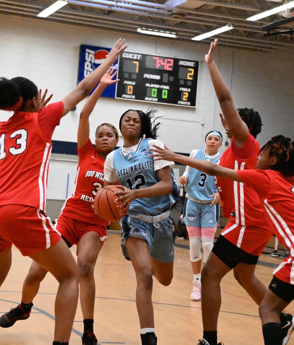 Shy_Mzeuro's tweet photo. #WarGames 📸 🔥 #TeamDrew #Adidas #SplitTheD #And1 #StocksRising 📈 @CarolinaEliteBB @PGHVirginia @Fleming_GBB @Bdrew_15 @coachkent02 @coachwilson7777 @InsiderExposure TY @onelokey73 for the 🔥📸💪🏽 https://t.co/43JED0gxAV