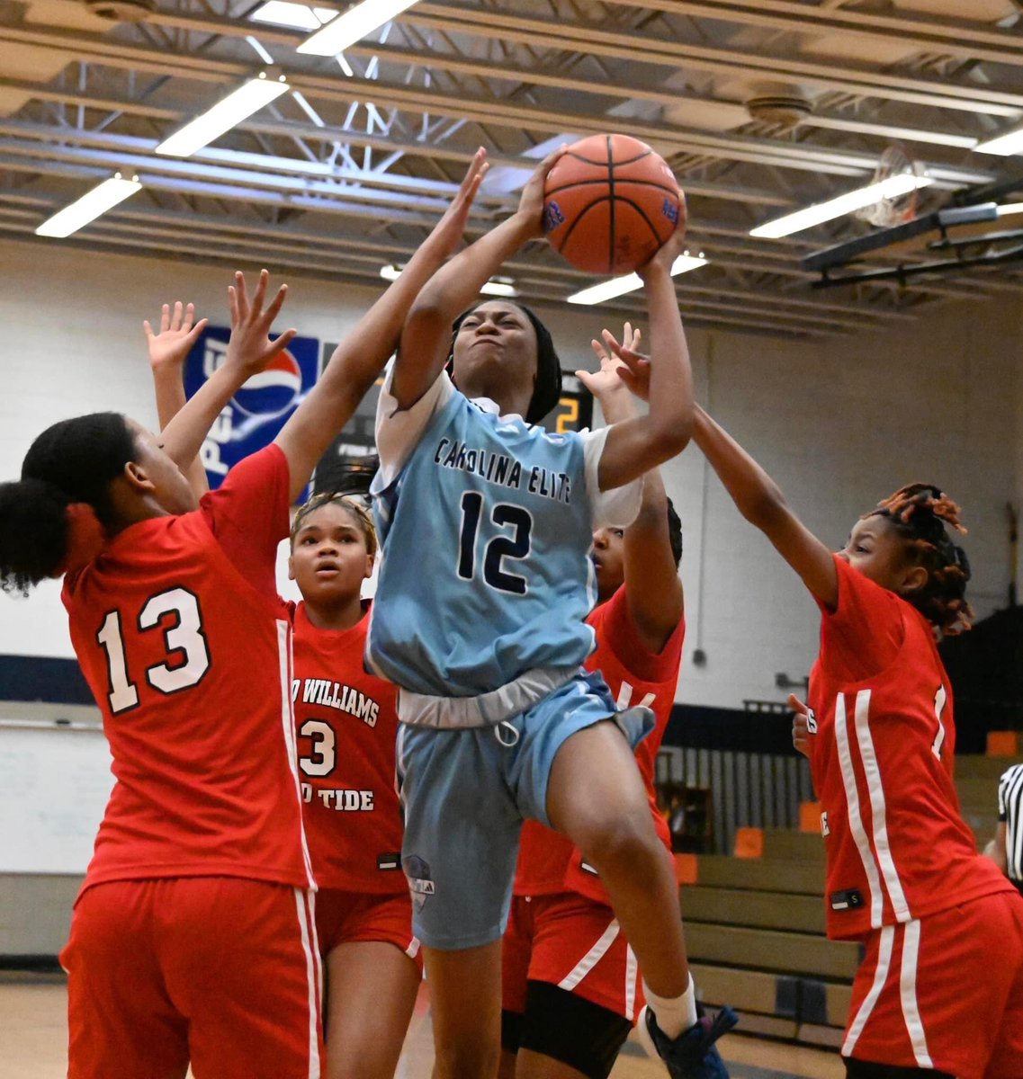 Shy_Mzeuro's tweet photo. #WarGames 📸 🔥 #TeamDrew #Adidas #SplitTheD #And1 #StocksRising 📈 @CarolinaEliteBB @PGHVirginia @Fleming_GBB @Bdrew_15 @coachkent02 @coachwilson7777 @InsiderExposure TY @onelokey73 for the 🔥📸💪🏽 https://t.co/43JED0gxAV