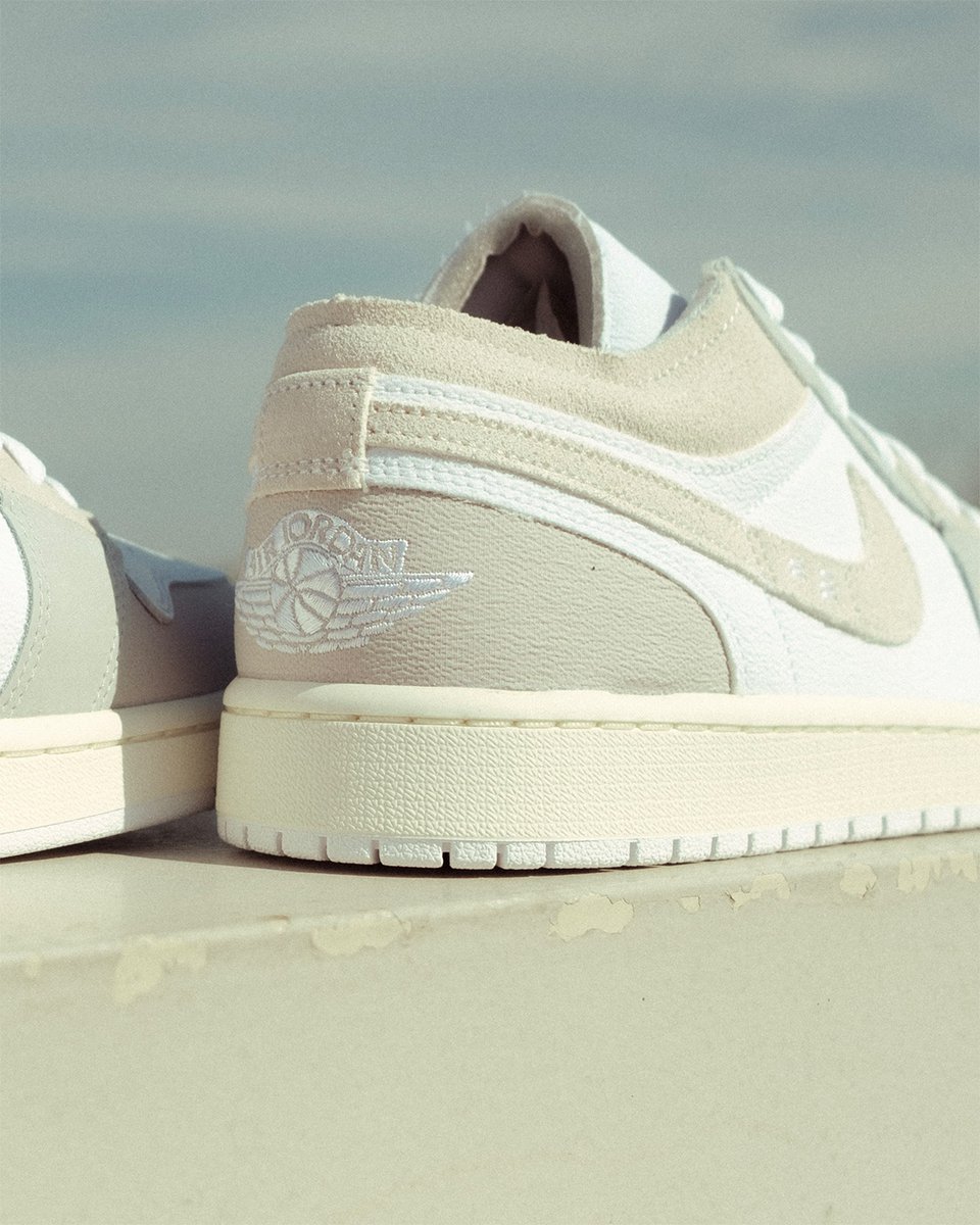 topsnbottomsusa's tweet image. Stay ahead of the game with the Air Jordan 1 Low SE Craft Tech Gray 👟 A sleek and modern design perfect for any occasion 💯 

#Jordan #Jordan1 #CraftTech #Grey #sneakerhead #sneakeraddict #sneakerfreak #sneakerholics #sneakerfiles #sneakercommunity #topsandbottoms