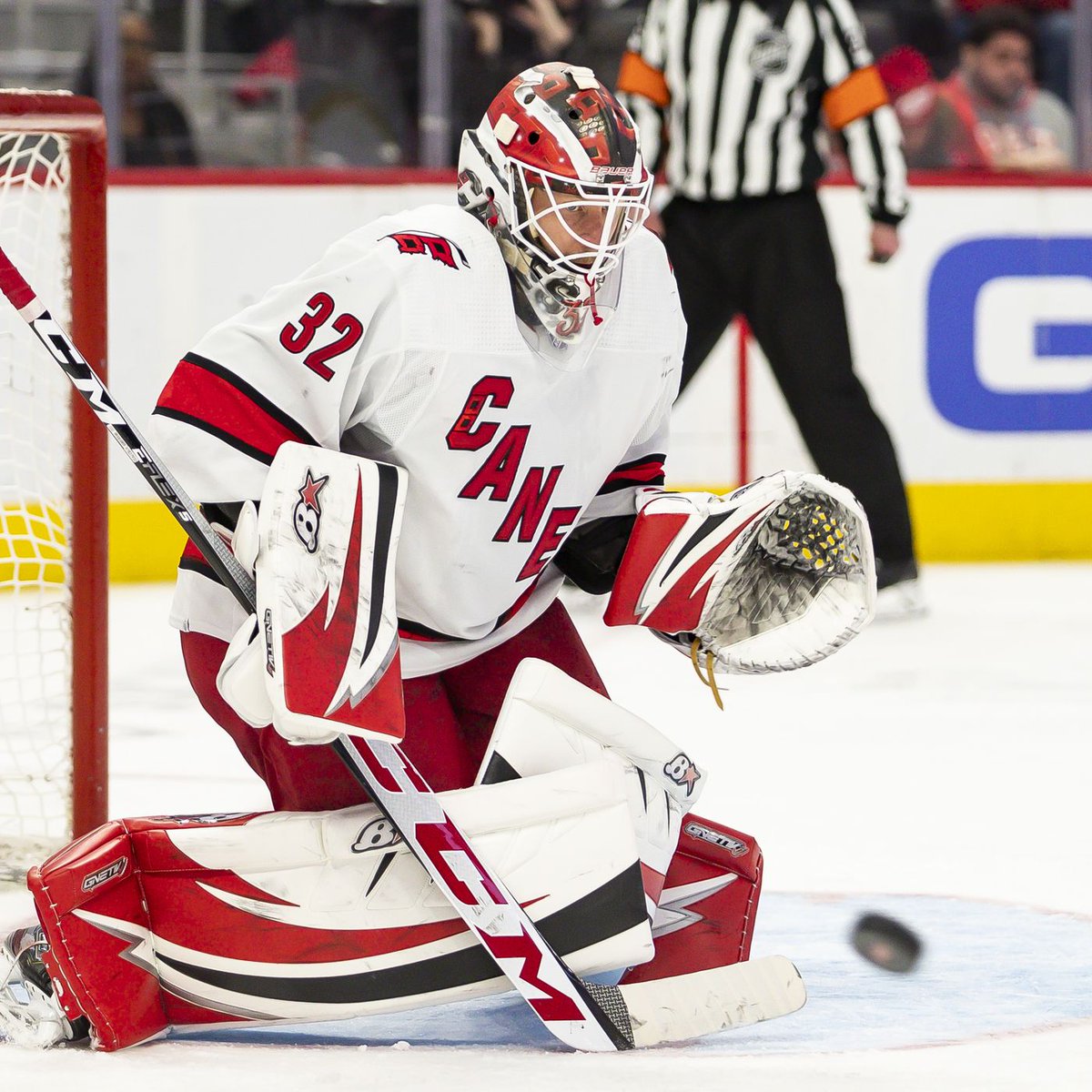 Je rêve ou Antti Raanta vient de dévier la rondelle dans son propre but?
Islanders 1-2 Hurricanes 
#nhlgoalie #nhlplayoffs2023 #fail