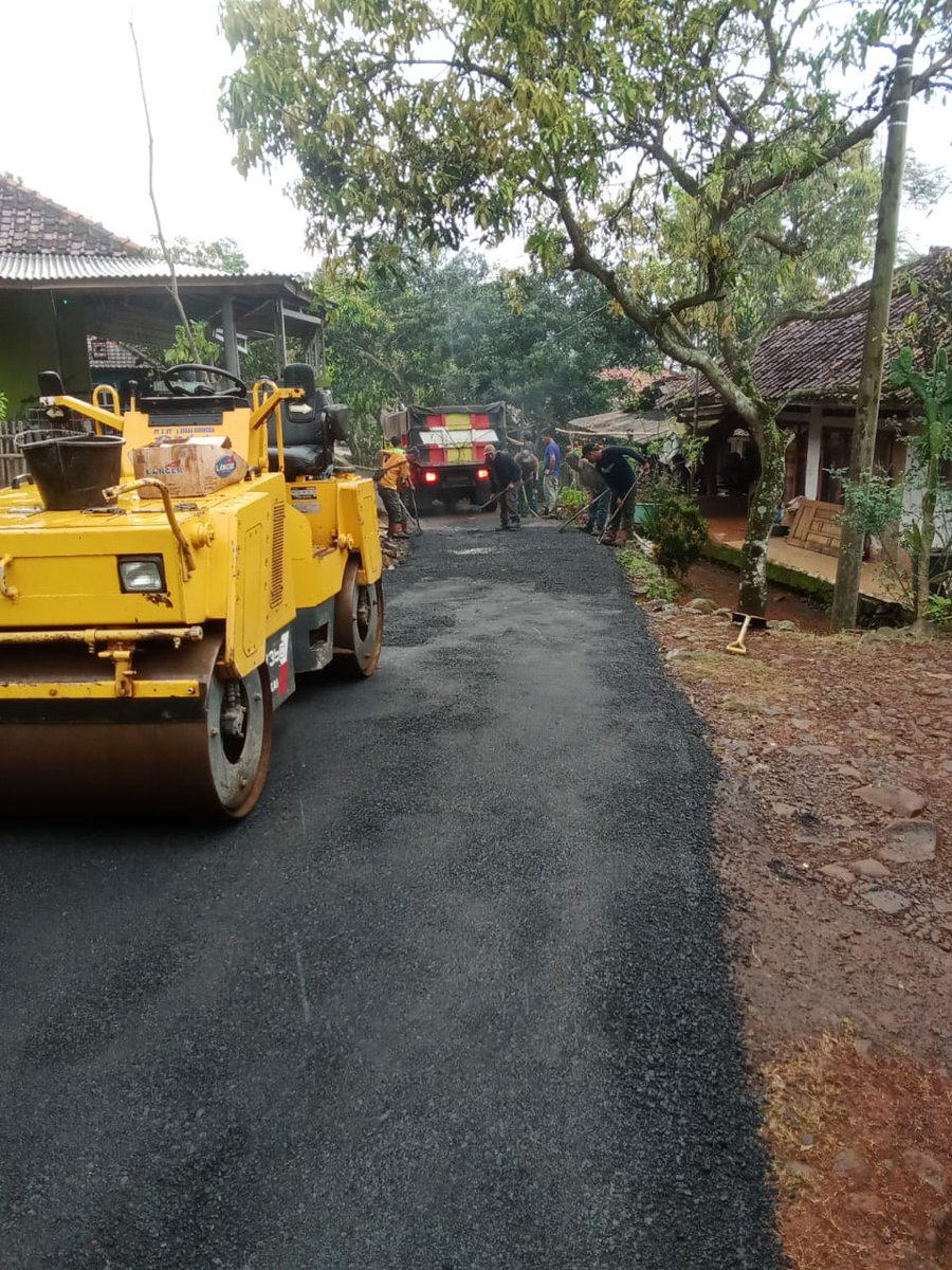 Peningkatan Jalan Desa (Hotmix) di Kp. Darangdan RW. 09 (Sumber Dana : Dana Desa Th. 2023)
Ti Jalan Beureum, Jadi Hideung Ngageleser