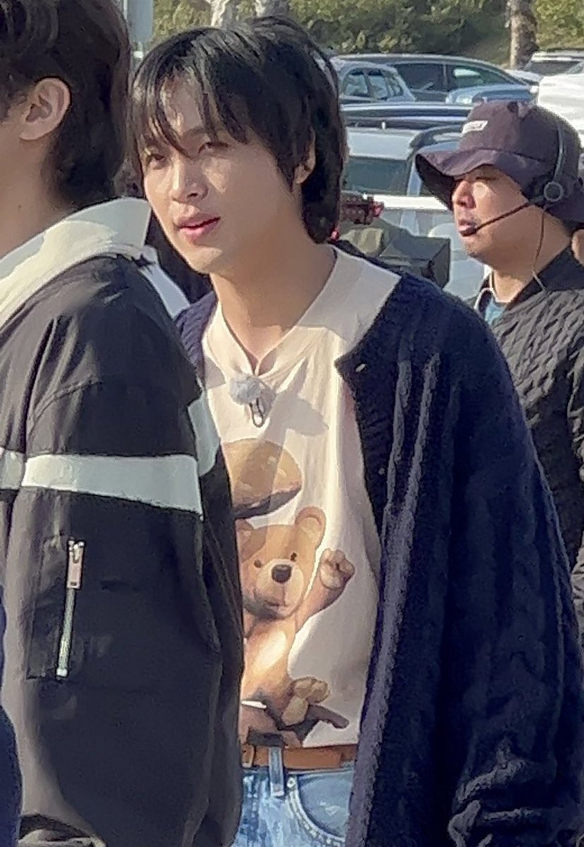 lhcdaily's tweet photo. haechan wearing a teddy bear shirt oh my 🥹 https://t.co/J72dJhZubA