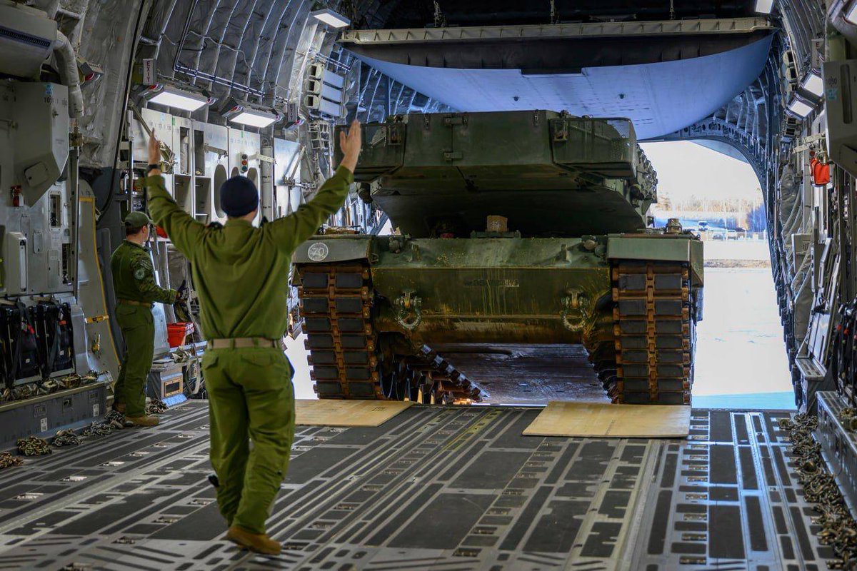 DiretoFront's tweet photo. Tanque do exército canadense de fabricação alemã, Leopard 2, sendo preparado para ser enviado aos ucranianos. https://t.co/SqriK6qY9U