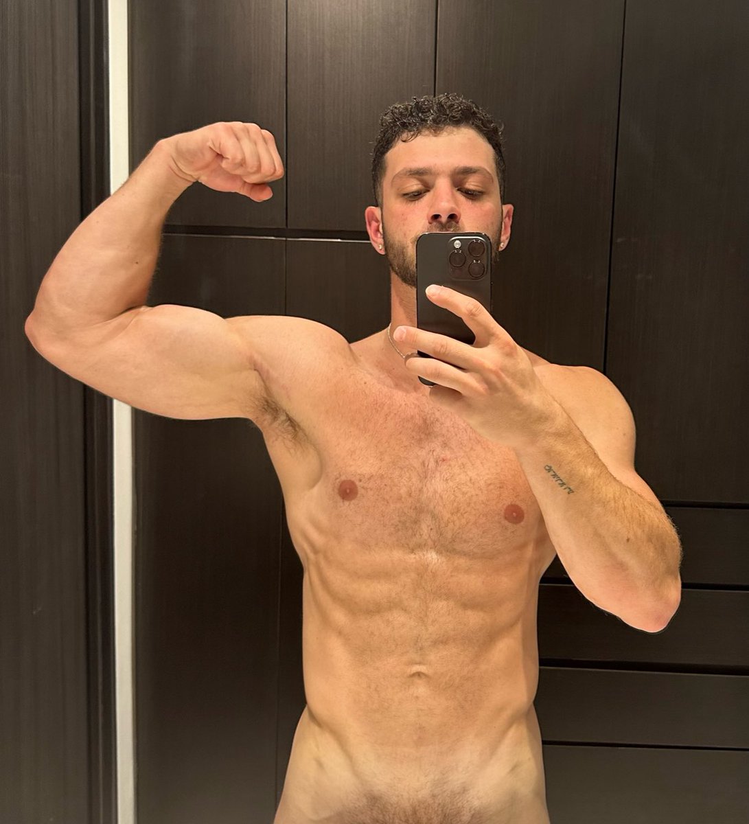 TeasingBen89731's tweet photo. For the full pic ⬇️😈 #fitness
https://t.co/F6XV73VTvw https://t.co/SRv9inb0xq