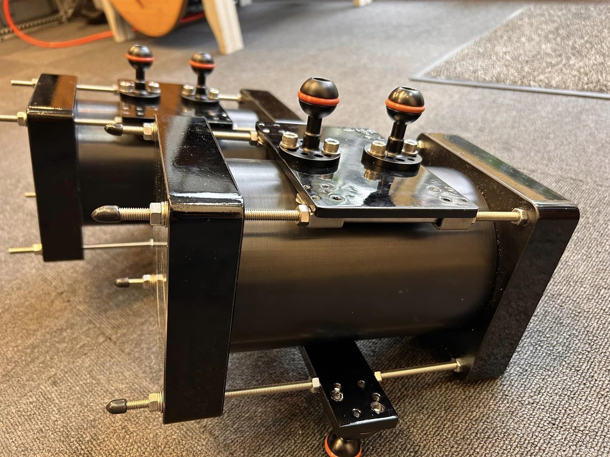 underwater_tail's tweet photo. 水深600メートルまでの潜水撮影が可能なハウジングを開発しました。
モバイルバッテリーを搭載できるので、アクションカメラであれば10時間以上連続撮影可能。
一緒に同深度まで沈められる照明ハウジングもありますので、深海での調査撮影もできます。
#レンタル可
#共同開発可
#水中撮影
#深海 https://t.co/udmH2N26wA