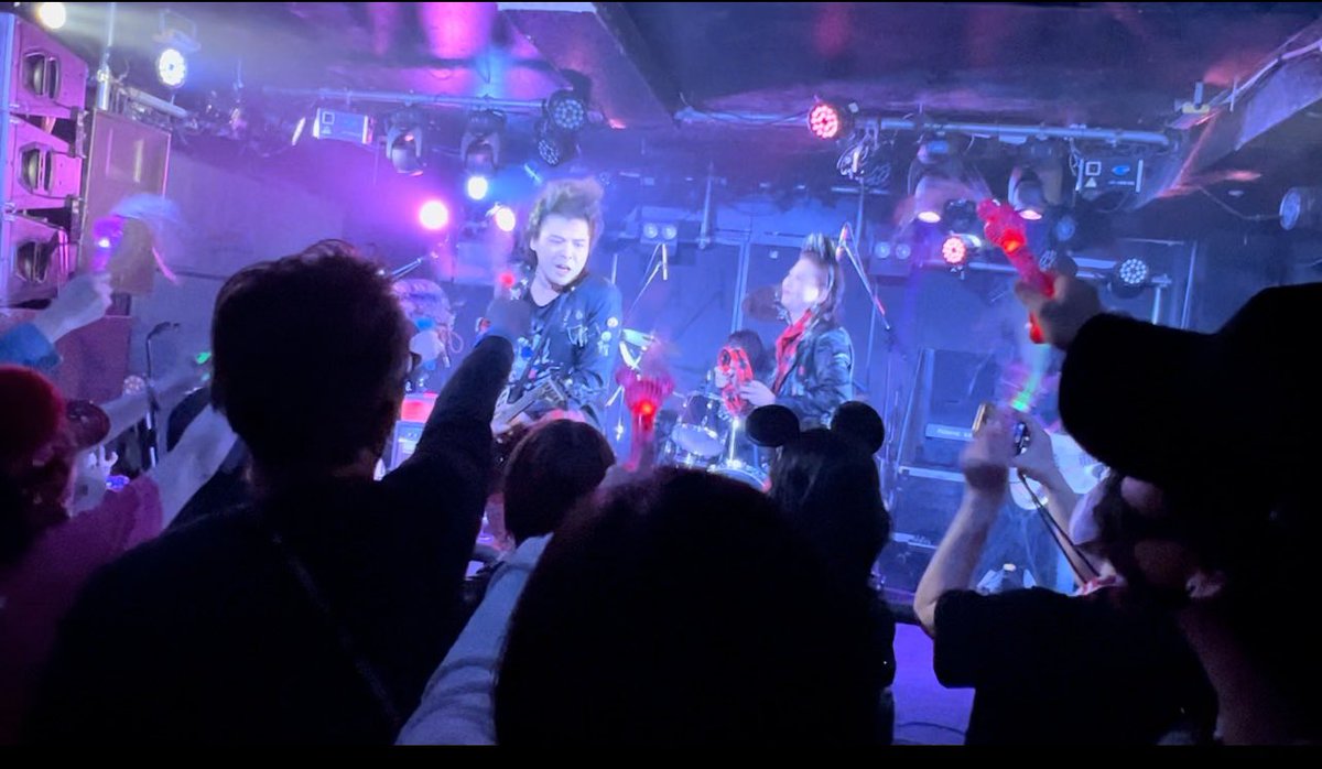 guitaristDaigo's tweet photo. お品書き
1.微笑みのその前で
2.Lilith
3.LADY×××POP
4Single
5.真夜中のルーレット
6.こっちをお向きよソフィア
7. So Young~レモンティー・マイウェイ https://t.co/6HzOO9Il7X
