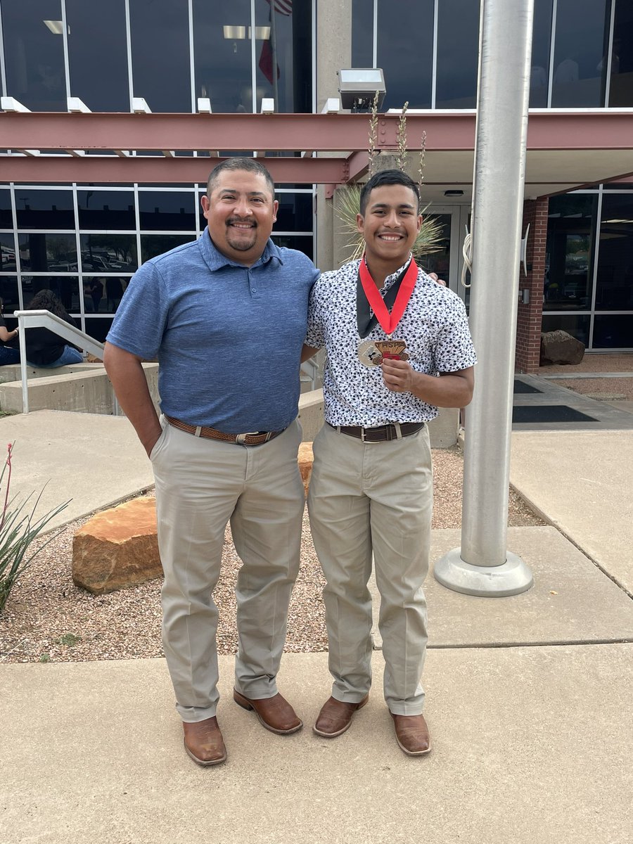 amybcortez's tweet photo. Great night recognizing our Lake View Powerlifting Regional and State qualifers at the school board meeting!!  Awesome group of kids 💙🤍@IanCortez2410 @CoachTCortez https://t.co/66vnoOyz55