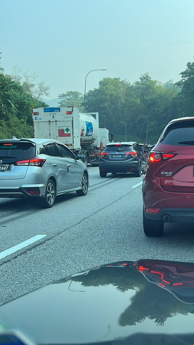 Jalan jammed di Lebuhraya LPT, difahamkan kerja membaiki jalan. sekarang dah mula berjalan. Bukan kerja lewat siap, cuti sekolah awal. <a href="/LPTTrafik/">Lebuhraya Pantai Timur Fasa 1 (AFA PRIME Berhad)</a>