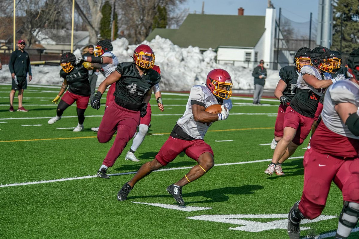 CoachBono_'s tweet photo. THE BRITTON BULLET 💨
@stanleyhaskins1 brings physicality every play, allowing him to turn efficient plays into explosives! Stanley sets the standard for the effort that should be played with on the football field. See him fly around in The Bank this fall 👀‼️ #GoWolves🐺 https://t.co/ZKeCiF5My5