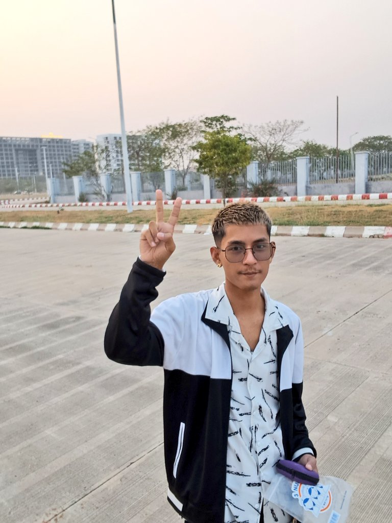 TyphonK2002's tweet photo. မန္တလေးကဆို လက်နှစ်ချောင်���ထောင် ❤✌

#typhonk https://t.co/WLQ1rHaOAW