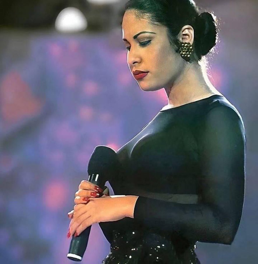 Selena’s live performances not only invited you to sing along with her but she also captivated you to watch and feel every word she sang. 💜

#NoMeQuedaMas - Noche de Carnaval - Miami, Marzo 1995