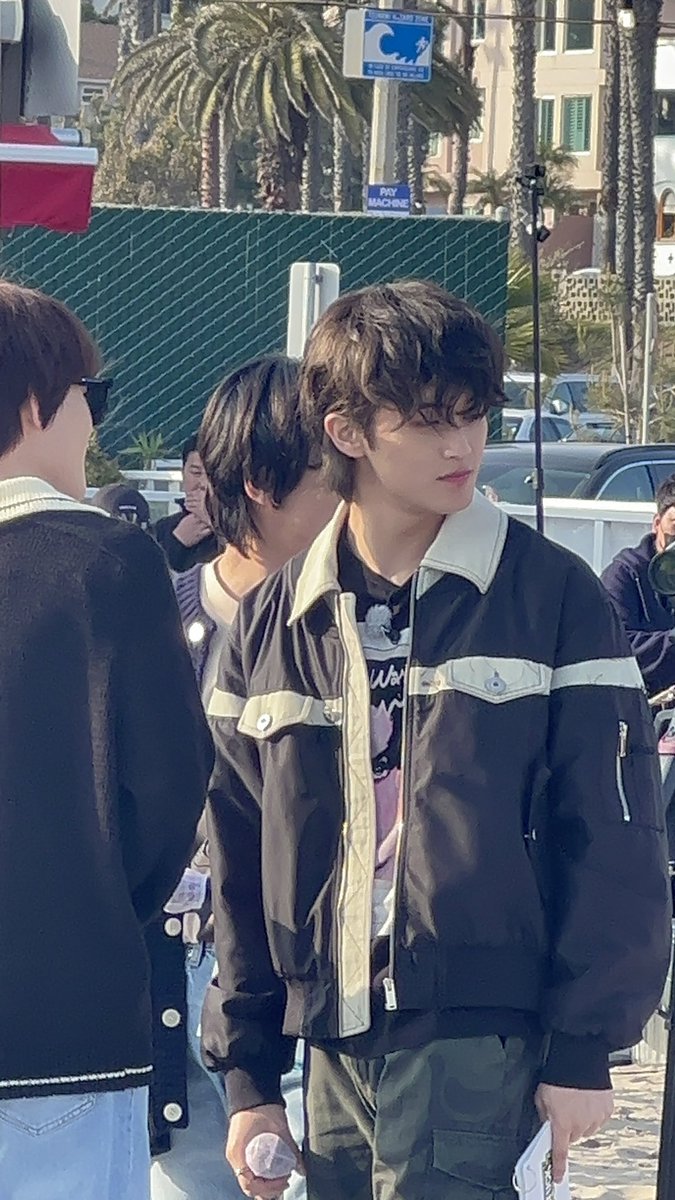 dulcewoozi's tweet photo. oh my god mark looks magnificent 😵‍💫 https://t.co/t1owkEWKyu