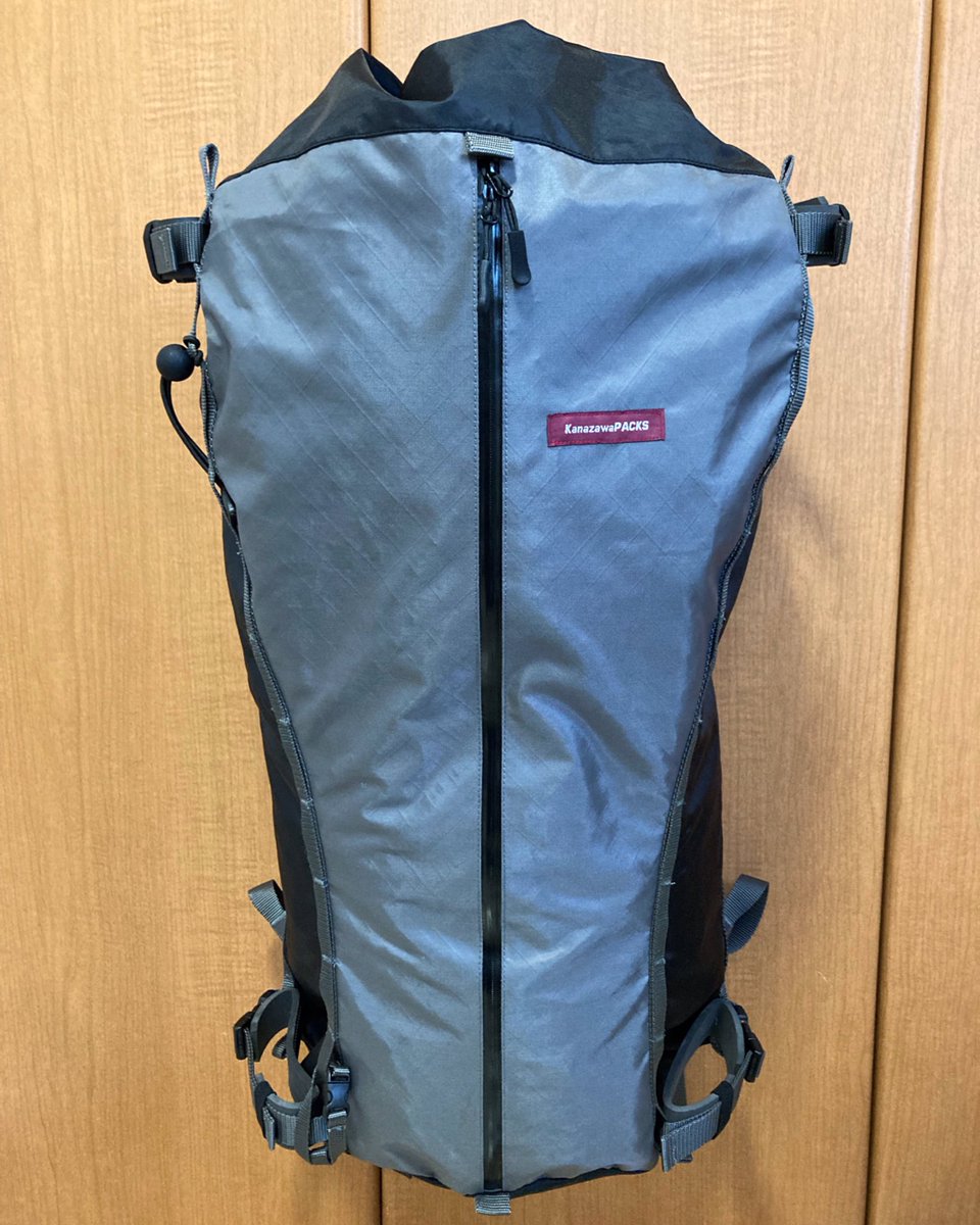 KanazawaPacks's tweet photo. Axis40のツートンカラーの見本ってそういえばなかったなぁと思い、先日作らせて頂いた写真を。
サイドが黒いとさらにシュッとしてカッコイイなぁ。
#バックパック
#バックカントリー
#山スキー
#登山
#ハイキング
#ガレージブランド
#myog
#アウトドア
#backpack #backcountryski #ecopak https://t.co/u92BWnsiA3