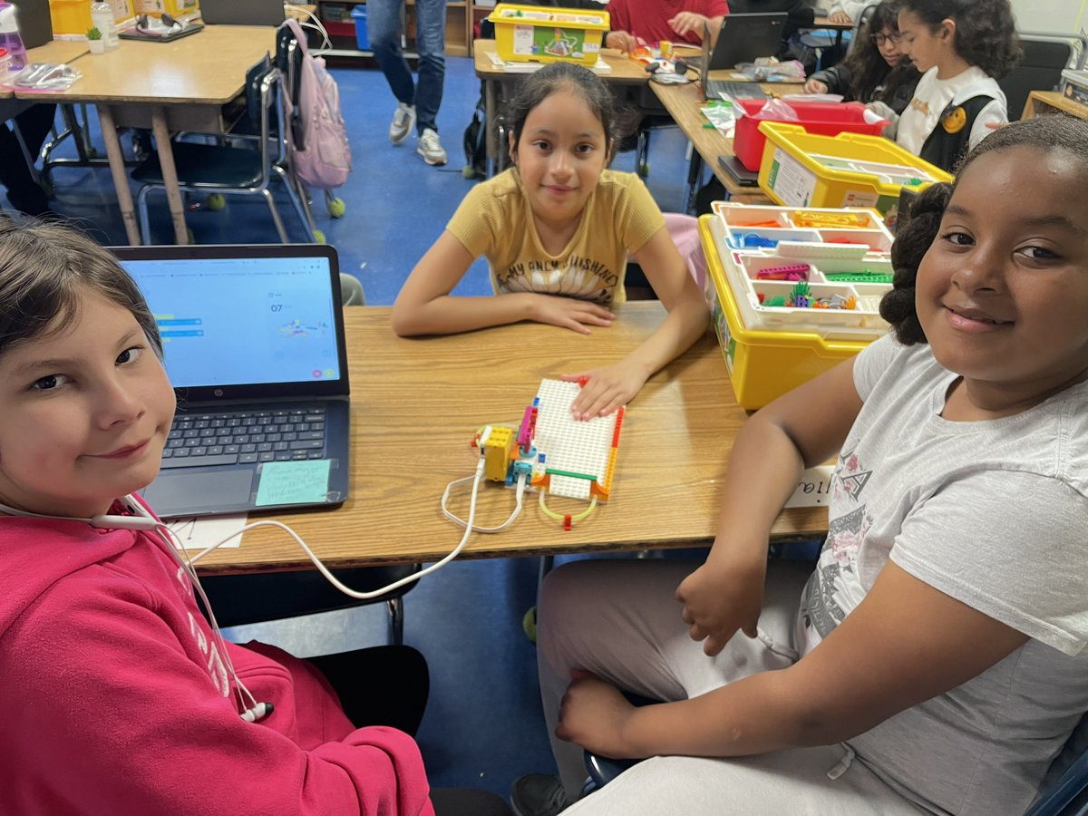 MMToledoLAUSD's tweet photo. These faces tell the story! Ss applied #literacy, #numeracy, & #SEL concepts with #LEGO_ Education resources to make #Interdisciplinary connections to #CS across content areas at #MLKJrLAUSD #Regionsouth @ITI_LAUSD #PS7_LAUSD #CS4LAUSD https://t.co/IiEiqyszDR