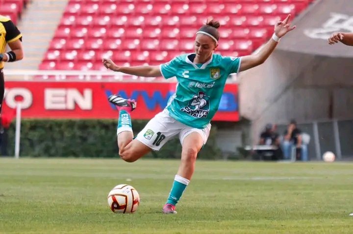 CHIVAS GOLEA A LEÓN | #PonteFiera😎⚽🦁🇲🇽

El equipo del Club León Femenil perdió esta tarde en el Estadio Akron 3-0 antes las Chivas. 

Goles anotados por: Gabriela Valenzuela, Caro Jaramillo y Alicia Cervantes. 

#PonteCanchera #LigaBBVAMXFemenil #LigaMXFemenil #Chivas #Leon