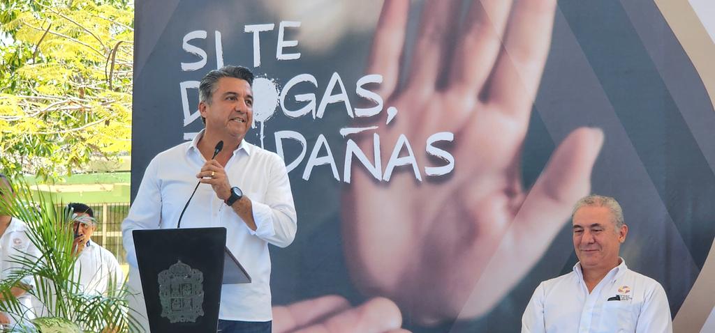 RaulPozosMx's tweet photo. Queremos seguir viendo a los estudiantes felices. Hoy junto con el Gobierno Federal se inició a nivel nacional y en todos los estados del país, la Campaña “Si te drogas, te dañas”; combatimos el fentanilo y todas las drogas; unidos con padres y madres de familias. (2) #Campeche https://t.co/gLz87jQi4R