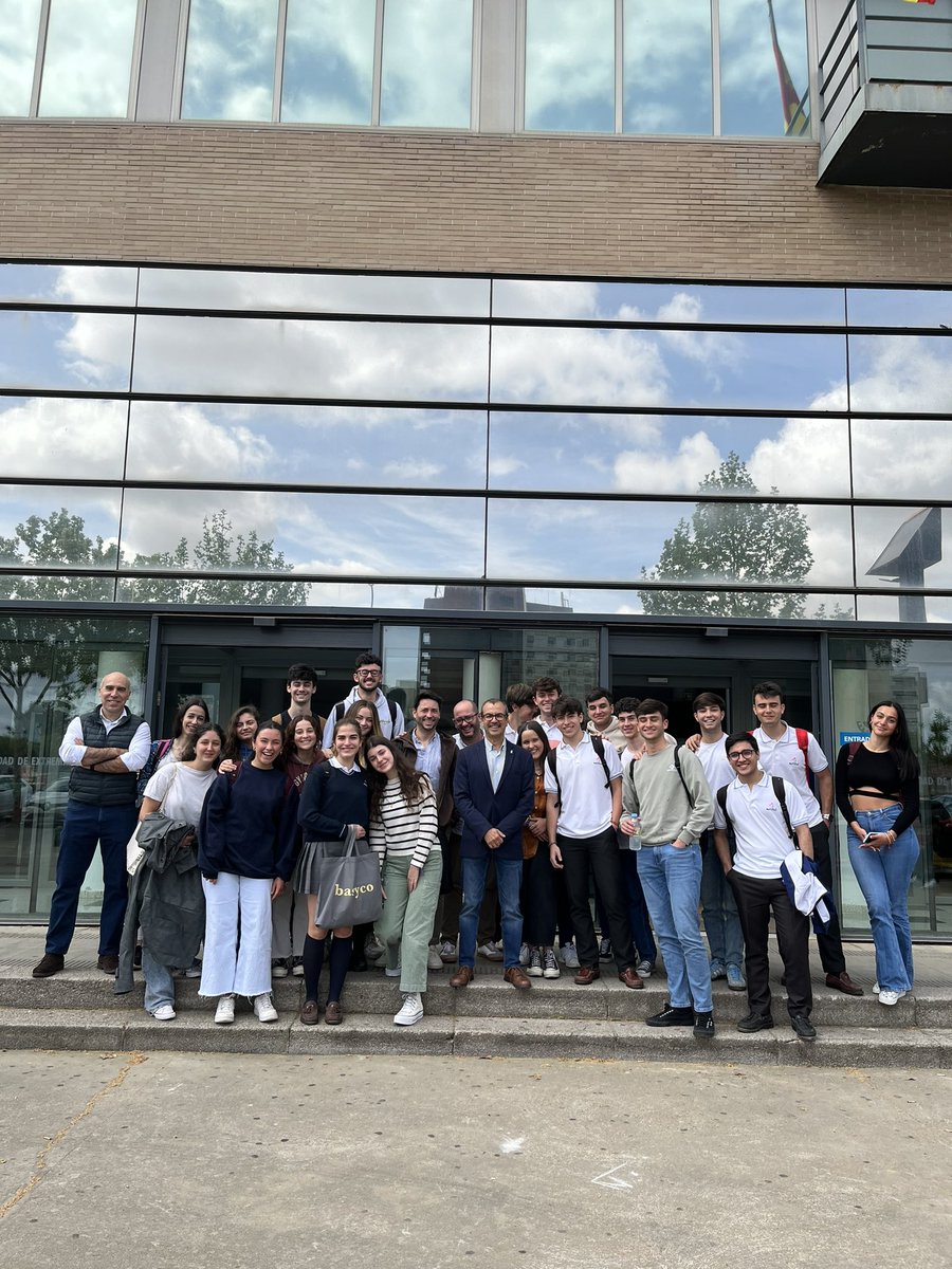 Los alumnos de Economía de la Empresa de 2º BAC han participado en una charla-coloquio sobre marketing e investigación de mercados en las instalaciones de la Escuela de Ingenierías Industriales, dinamizada por el <a href="/josegarcia84/">José Manuel García Gallego</a> doctor en marketing por la UEX y antiguo alumno.