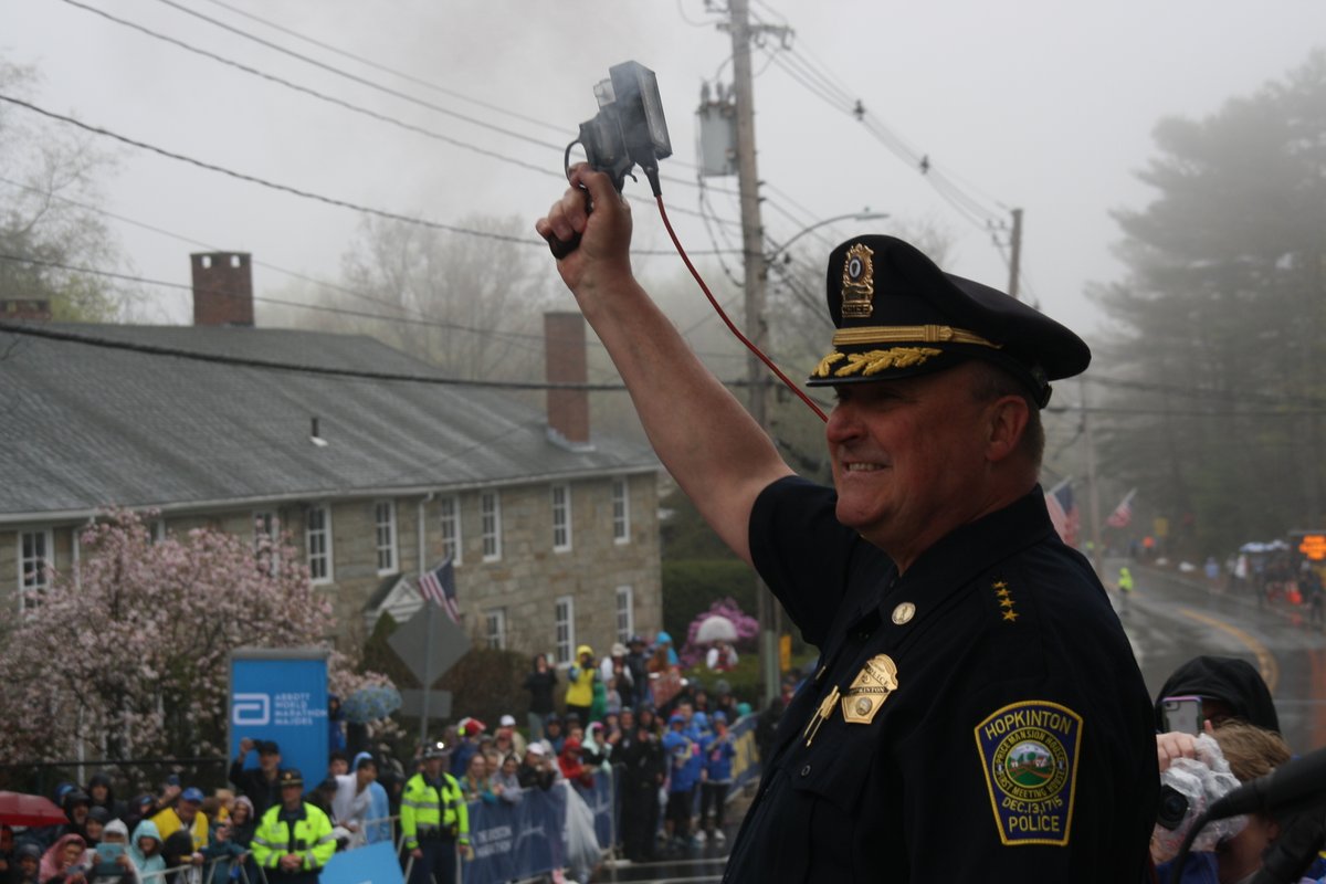 HopMarComm's tweet image. General James McConville, Chief of Staff of the U.S. Army (center) recognized veterans (L-R) Muriel Kramer, Peter Redding, Brennan Grimley, and Tyler Staback. Starters for Wave 2, 3 &amp;amp; 4 Chief Joe Bennett, Jamie Stewart, and Abbie Rosenberg. #BostonMarathon @Hopkintonpolice 💛💙🇺🇸