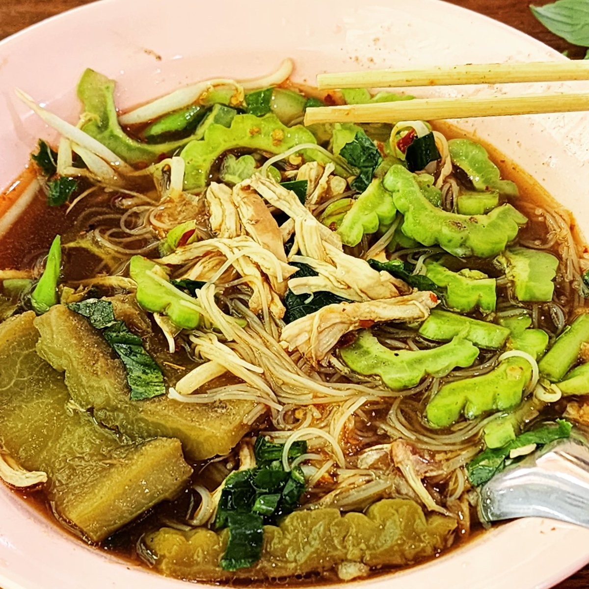 mrpkbkk's tweet photo. ก๋วยเตี๋ยวไก่+มะระสด https://t.co/9Bk62wKmeX