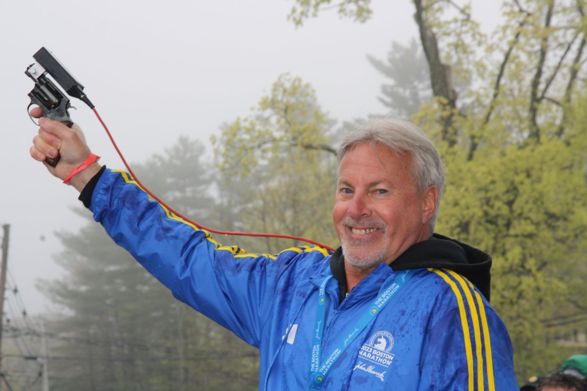 HopMarComm's tweet image. General James McConville, Chief of Staff of the U.S. Army (center) recognized veterans (L-R) Muriel Kramer, Peter Redding, Brennan Grimley, and Tyler Staback. Starters for Wave 2, 3 &amp;amp; 4 Chief Joe Bennett, Jamie Stewart, and Abbie Rosenberg. #BostonMarathon @Hopkintonpolice 💛💙🇺🇸
