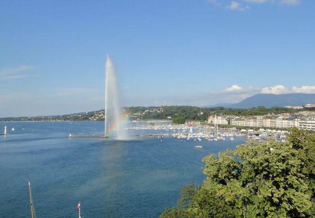 frejimi's tweet photo. ジュネーブの大噴水⛲️に虹がかかっています🇨🇭スイスにはいたるところに湧き水があるのが好きです(駅の構内でさえも⛲️)自然豊かなところで過ごしたいですよね人間らしく😊
 #スイス  #海外移住  #海外不動産  #relocation  #assetment https://t.co/bOaQz30dDf