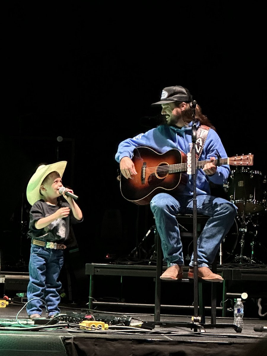 IanMunsick's tweet photo. Look how cute my son is. https://t.co/TA0y3SzTgp